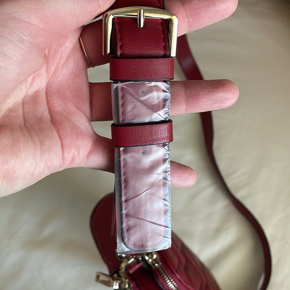 Guess Red Quilted Crossbody Bag with Gold Hardware - Picture 5 of 6
